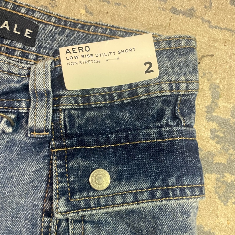Aeropostale Medium Wash Denim Low Rise Cargo Shorts - Picture 2 of 3